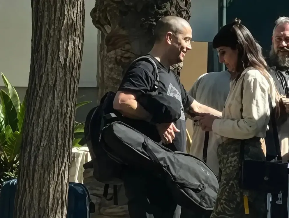 Patricio Fontanet ingresando al hotel donde estará hasta el recital de mañana.