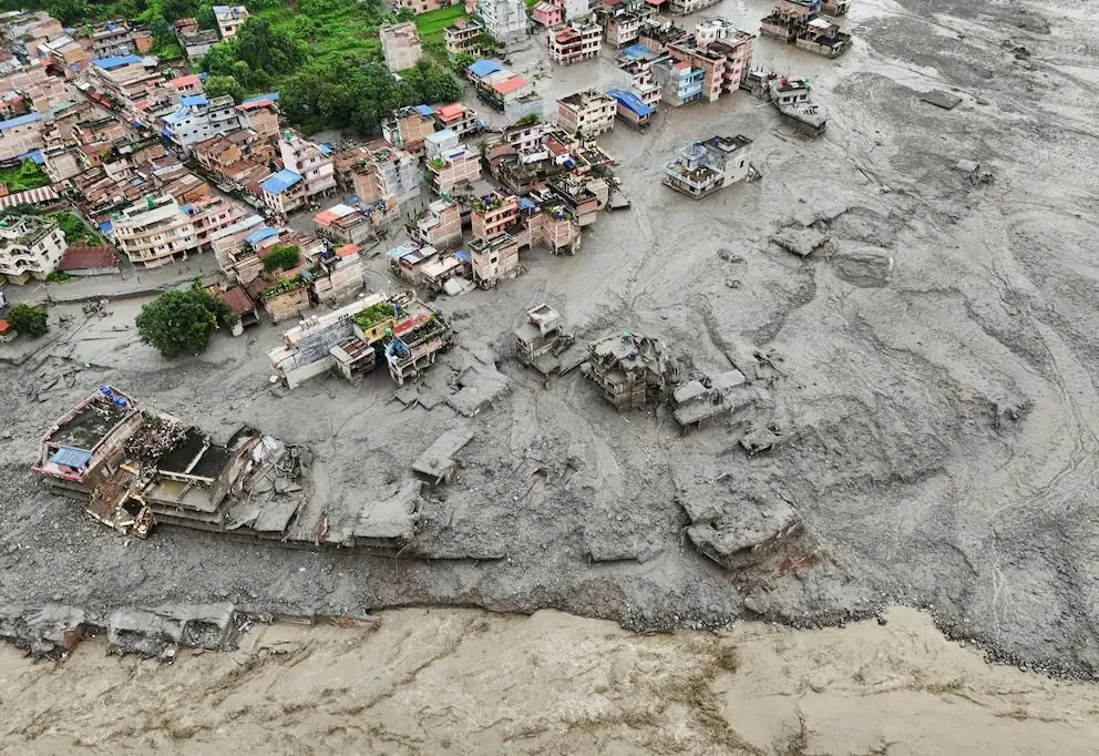Una imagen tomada desde un dron muestra el barro que cubre las viviendas tras una crecida repentina en Trishuli, en el distrito de Nuwakot.