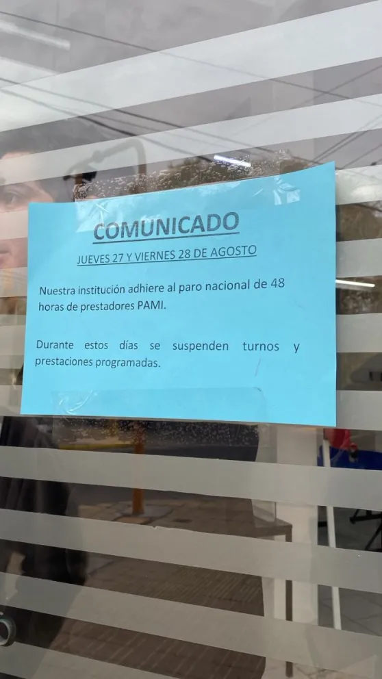 Los afiliados se encontraron con carteles advirtiendo de la medida de fuerza. 