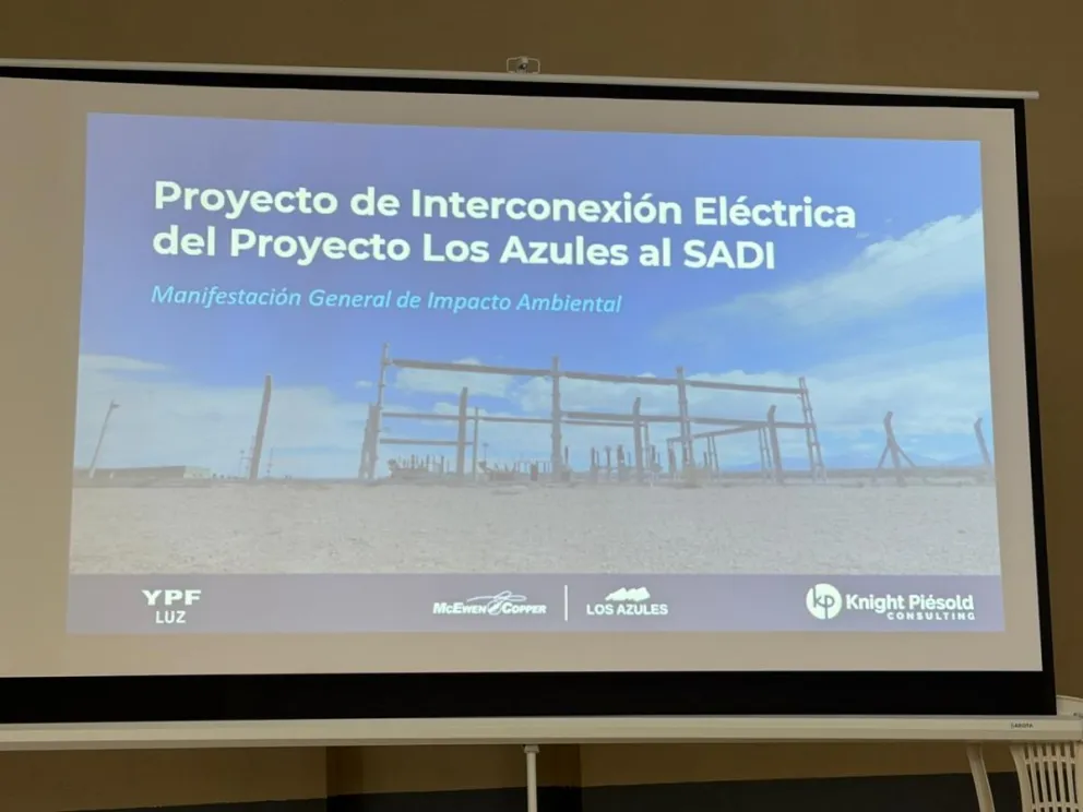 Ante la comunidad local, Los Azules presentó el proyecto para construir su línea eléctrica. 