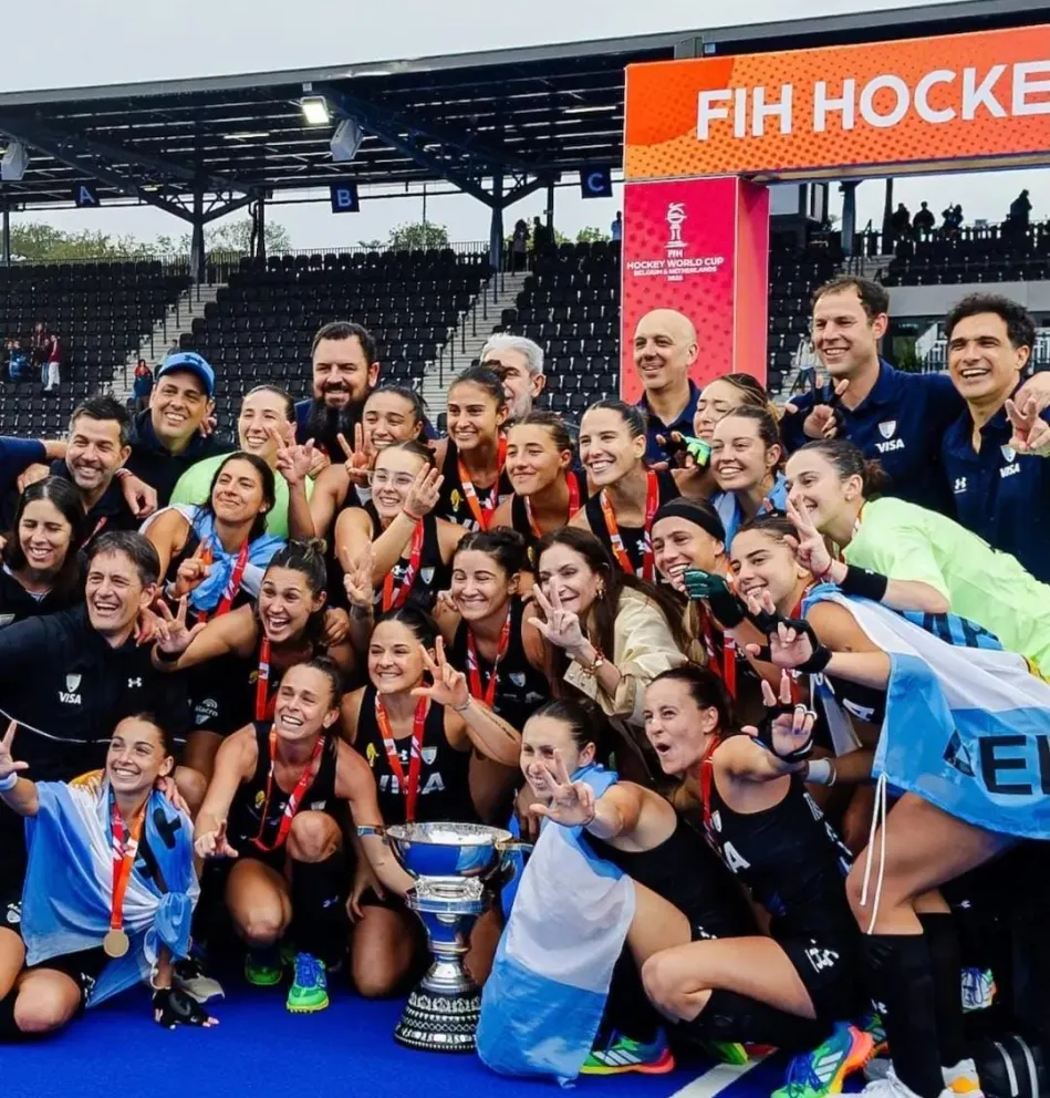 Luciana Aymar, junto a Las Leonas, durante el festejo por el título.