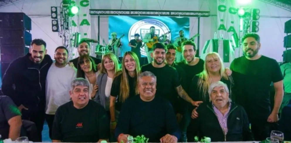 Chiqui Tapia, en el centro, junto a Hugo y Pablo Moyano, entre otros integrantes de la familia del sindicalista de camioneros.