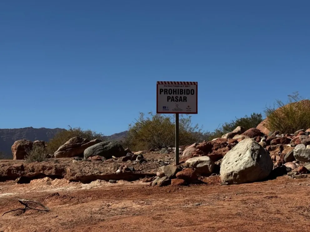 Personal del Parque Ischigualasto instaló cinco carteles a unos 12 kilómetros del lugar del accidente, en la zona conocida como intangible, en la que está prohibido el ingreso de público en general.
