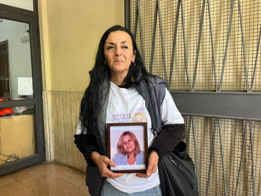Verónica Luna, en la puertas de Tribunales, con el reclamo de justicia por el trágico accidente que se cobró la vida de su madre, Estela Gladys Carrizo.