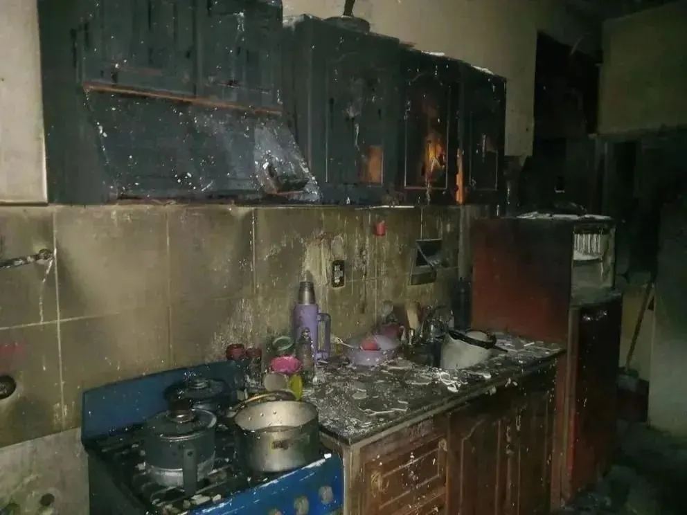 Destruido. Quedó el sector de la cocina en la casa que se incendió en Angaco.