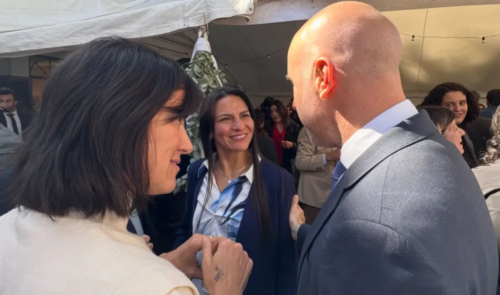 Claudia Sarmiento, al centro, junto a la consejera de la Magistratura de la Nación, Jimena De la Torre, en un festejo en el Colegio de Abogados de San Isidro.