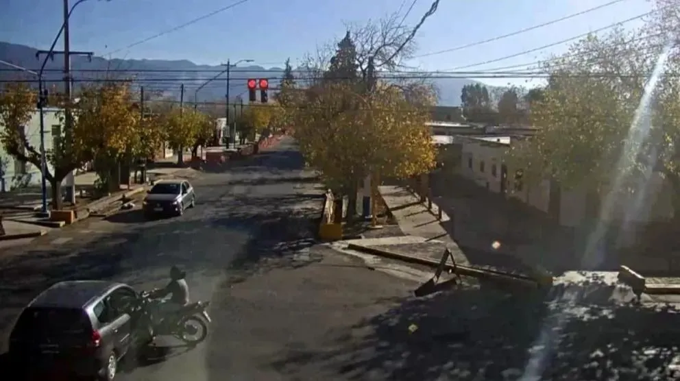 El momento exacto del impacto fatal del auto que conducía Natalia Kolker a la moto de Máximo Tantén, quien disputaba una picada ilegal.