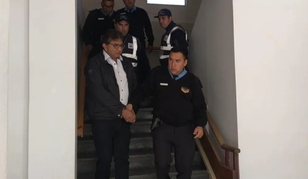 Maza es retirado esposado tras la condena en su contra esta mañana. (Gentileza: Actualidad jachallera)