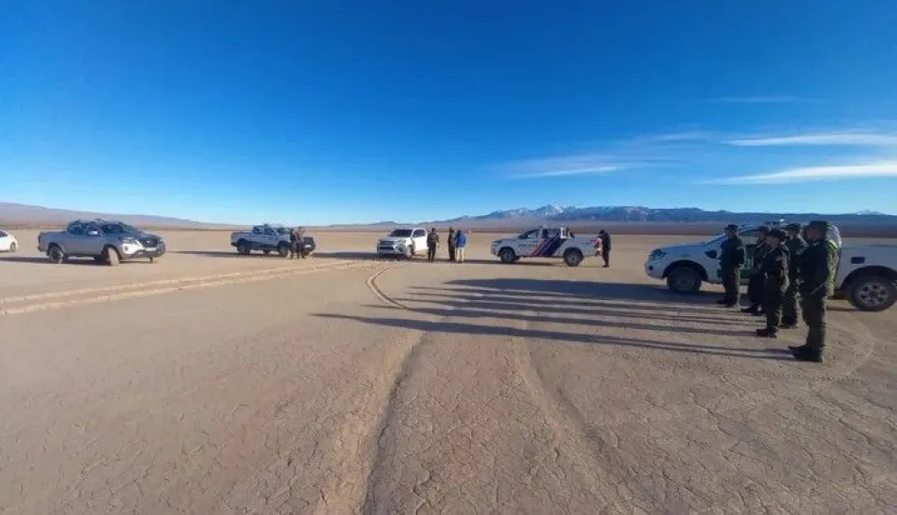 El momento del operativo esta tarde para retirar la camioneta de la Pampa del Leoncito.