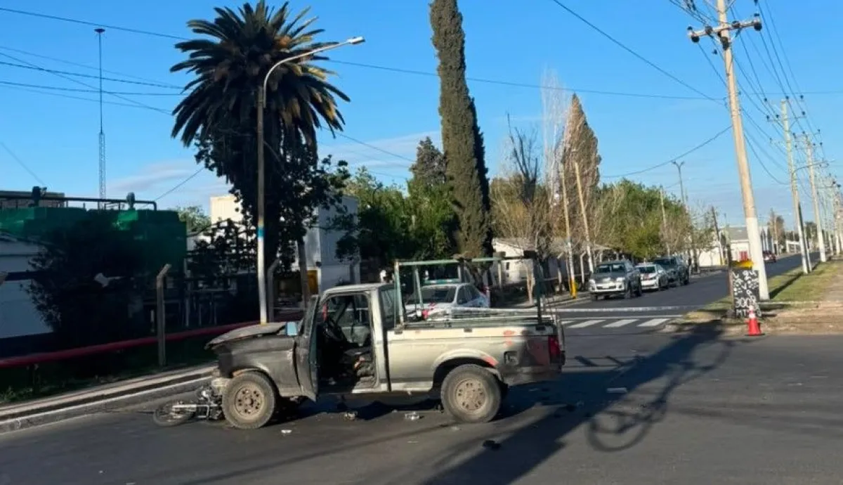 Pese a llevar el casco puesto, los golpes en el tórax provocaron la muerte del motociclista: el conductor de 70 años de la camioneta, con prisión domiciliaria