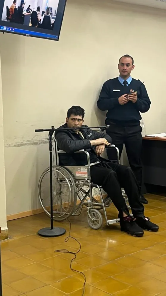 Franco Rodríguez estuvo en la audiencia de esta jornada en silla de ruedas, pues todavía no se repone de las heridas por la pelea con Ricardo Martínez. (FOTO: 0264 Noticias)