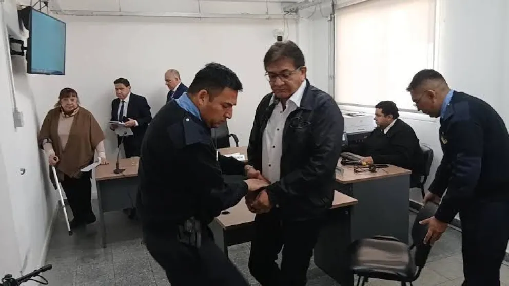 Miguel Maza, ya esposado, apenas conocida la sentencia en su contra el pasado viernes. (Gentileza: Panorama Jáchal)