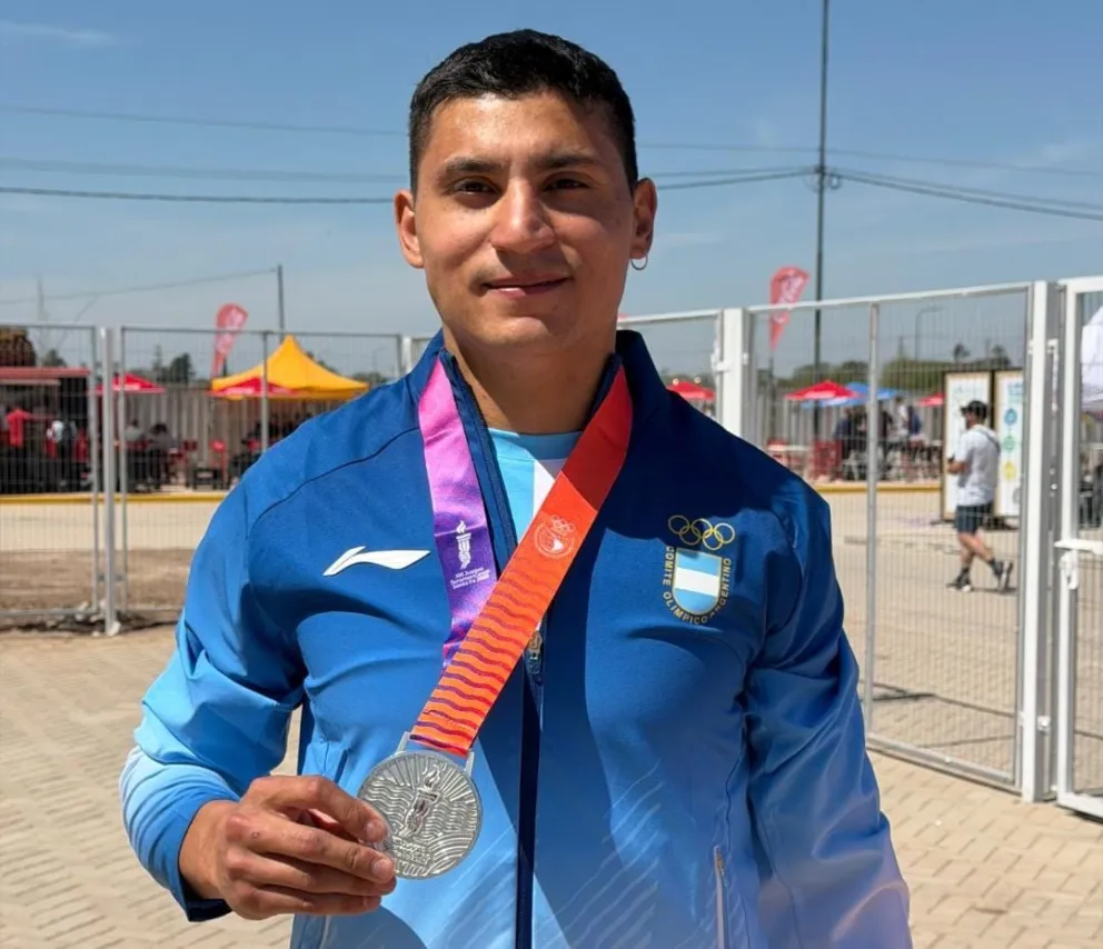 El rider Chalo Molina, con su medalla plateada en los ODESUR de Santa Fe.