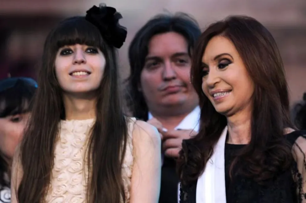 Florencia Kirchner fue sobreseída de la causa que investiga a Cristina por supuesto lavado en sus hoteles, pero Máximo Kirchner está imputado.