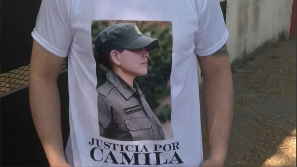 La remera que crearon los familiares de Camila Vecchiarello en reclamo de Justicia por su femicidio ocurrido en Barreal.