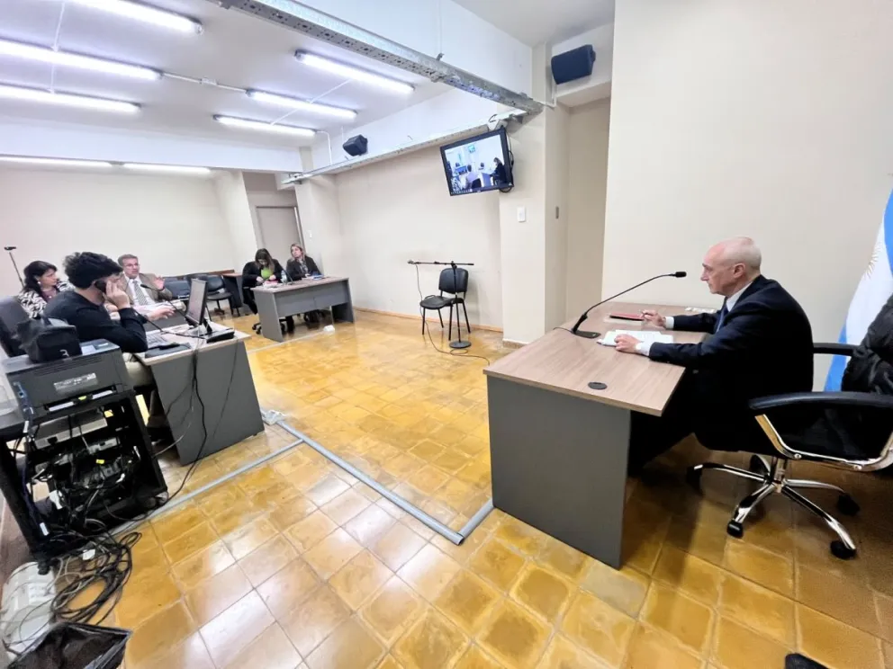 El juez de Garantías Guillermo Adarvez dispuso suspender la audiencia para que el imputado esté presente. 
