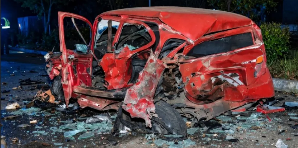 Por la violencia del impacto, el auto quedó destrozado. 