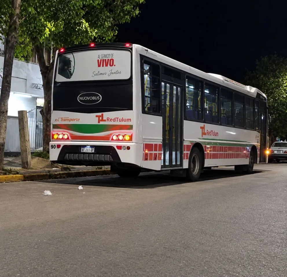El colectivo en la puerta de la Seccional 9na. 