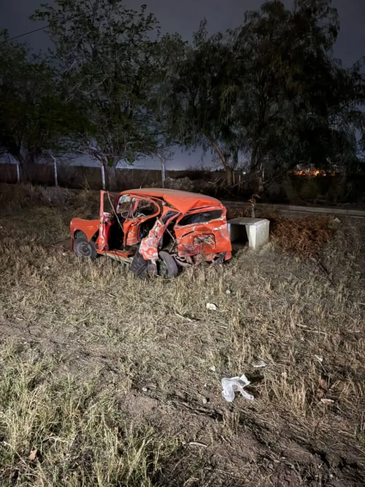 Por la violencia del impacto, el auto quedó destrozado. 