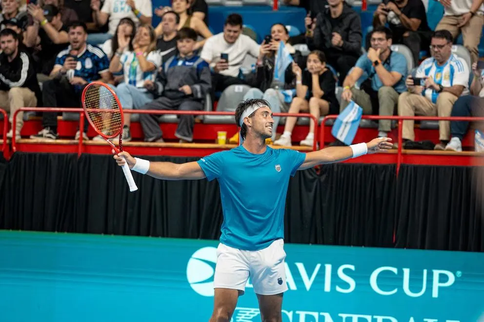 Thiago Tirante festeja el triunfo ante Mert Alkaya en la serie entre Argentina y Turquía, por la Copa Davis.