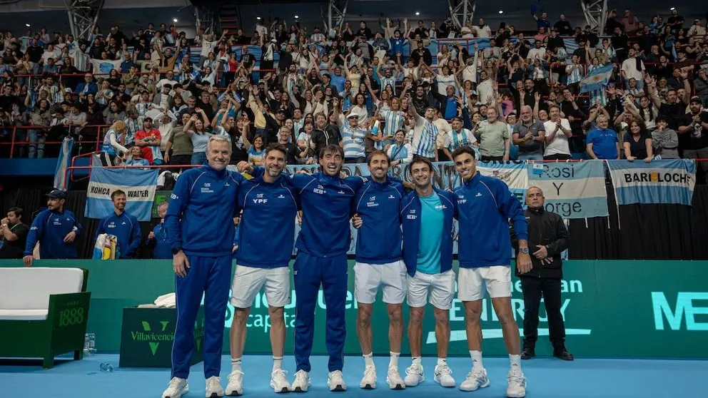 Argentina festeja el triunfo ante Turquía por la Copa Davis. Detrás, los hinchas que viajan a todos lados.