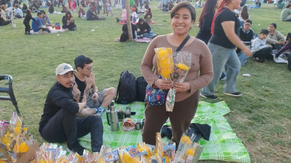 Celeste Cuello se dedica a la venta de flores y esta tarde lo hizo en el Parque de Mayo.