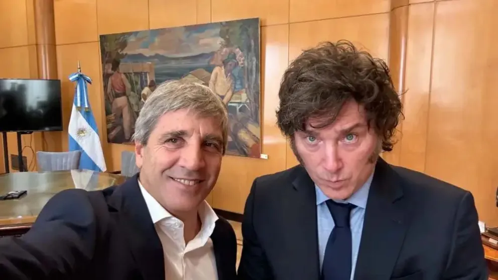 El ministro de Economía, Luis "Toto" Caputo, envió el proyecto de presupuesto con el respaldo del presidente Javier Milei.