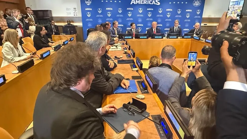Javier Milei, de espaldas, compartió la cumbre de la que formó parte Donald Trump.