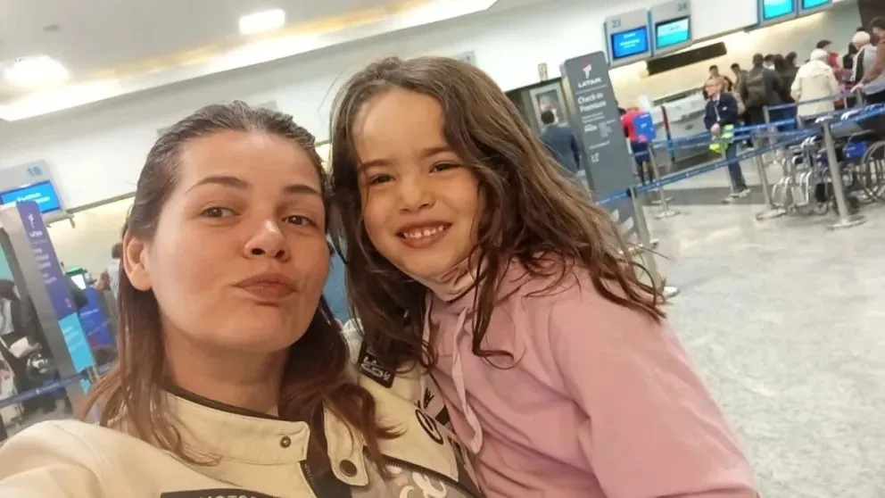 Samantha, la mamá de Micaela, junto a la pequeña.