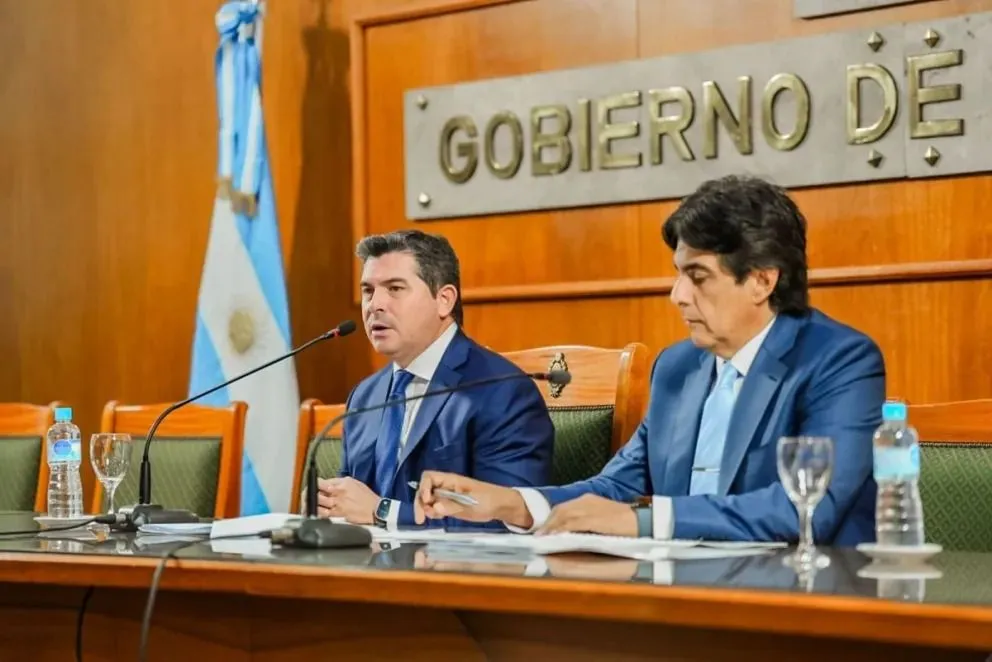 El gobernador, Marcelo Orrego, y el ministro de Economía, Roberto Gutiérrez, cuando se anunció que el bono sería puesto en el mercado internacional durante setiembre.