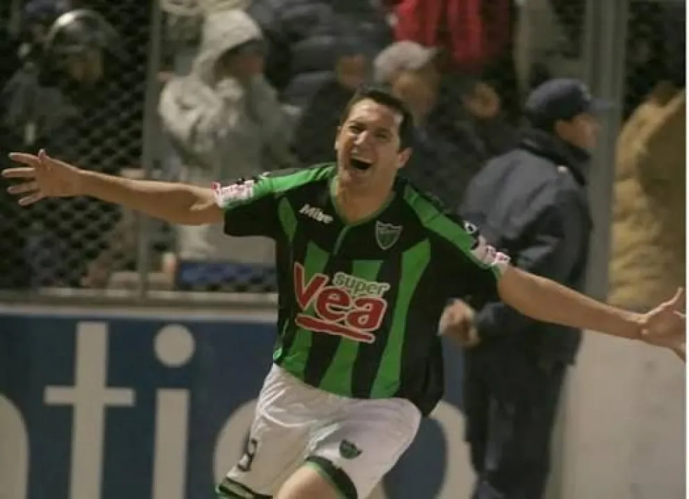 Tonegol celebra su 3-1 ante Huracán, en el ascenso a Primera del 2007.