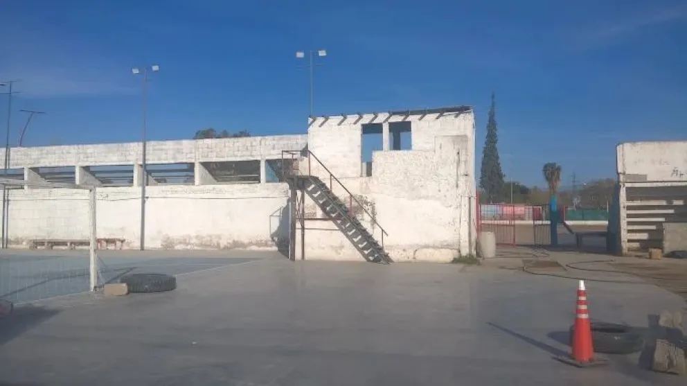 La zona del patio del Club Villa Obrera, donde anoche delincuentes robaron objetos para un sanitario.
