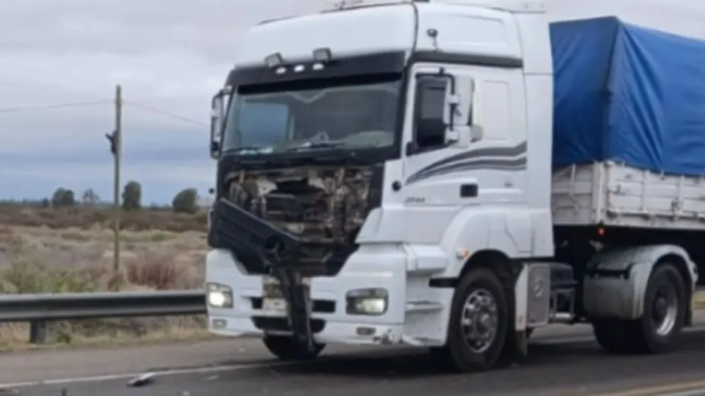 Así quedó el frente del camión tras el impacto. 