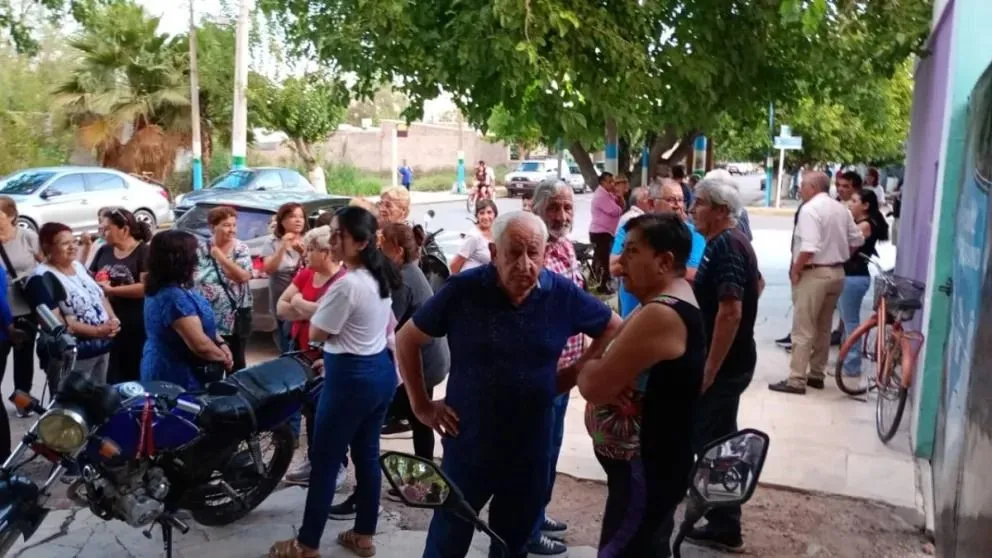 Vecinos de Albardón, en la puerta de la Unión Vecinal Manuel Belgrano, durante uno de las manifestaciones para reclamar mejor servicio del agua potable.