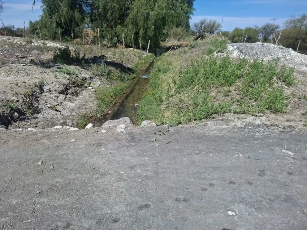 Esta es la acequía donde cayó el bebé de 16 meses en Cañada Honda este mediodía y falleció ahogado.