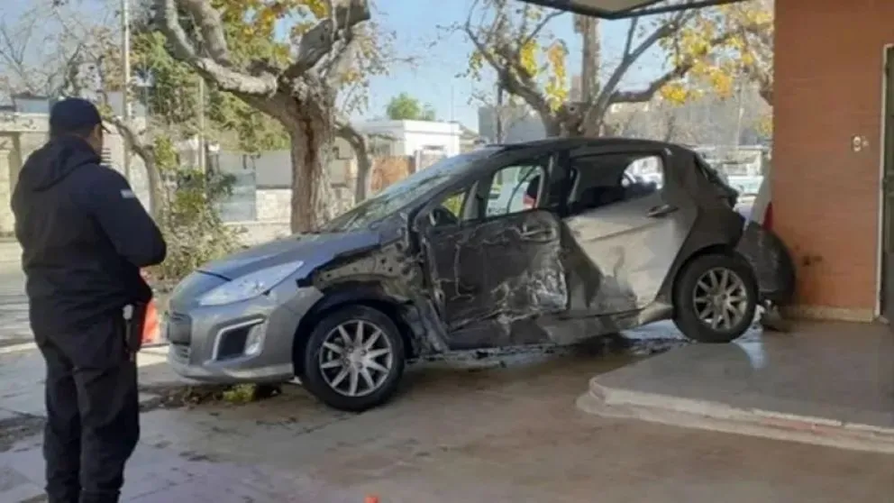 Así quedó el auto de Elías Rodrigo Peze López.