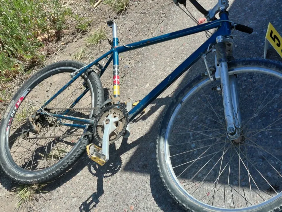 La bicicleta que conducía F.D.S. al momento de ser impactado de forma letal por un camión del municipio de San Martín.