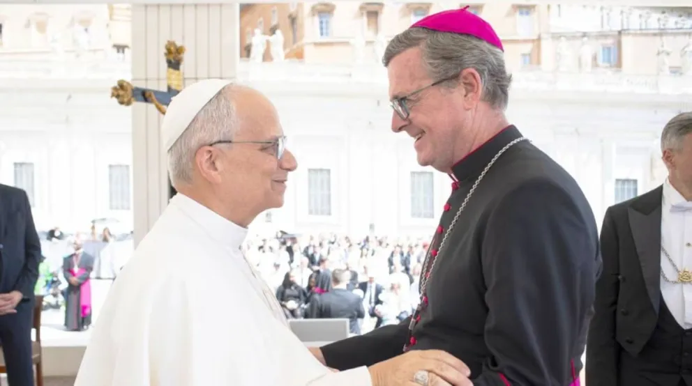 El papa León XIV junto al arzobispo de Buenos Aires, Jorge García Cuerva.