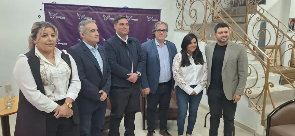 Luis Palomino, cuarto desde la izquierda, junto a abogados libertarios de San Juan en la sede de La Libertad Avanza.