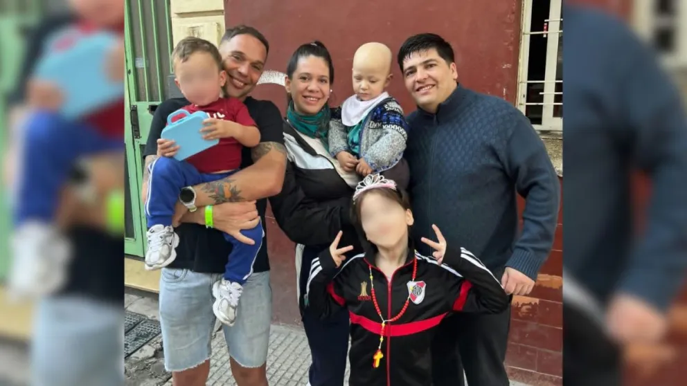 Emmanuel junto a Gohan y su familia. 