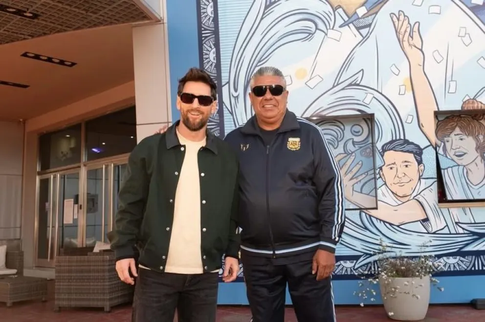 Messi, junto a Chiqui Tapia, en su llegada al predio de Ezeiza para los últimos entrenamientos con la selección argentina.
