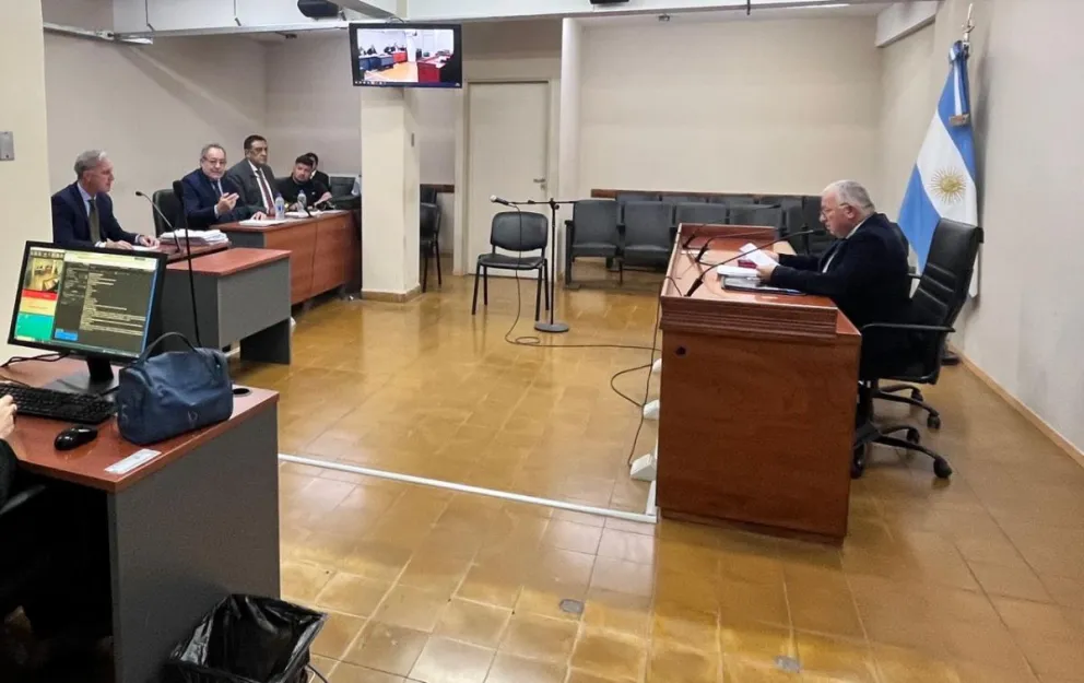 El fiscal Miguel Gay, los abogados Néstor "Roly" Olivera y Marcelo Sandez, frente al juez Matías Parrón. 