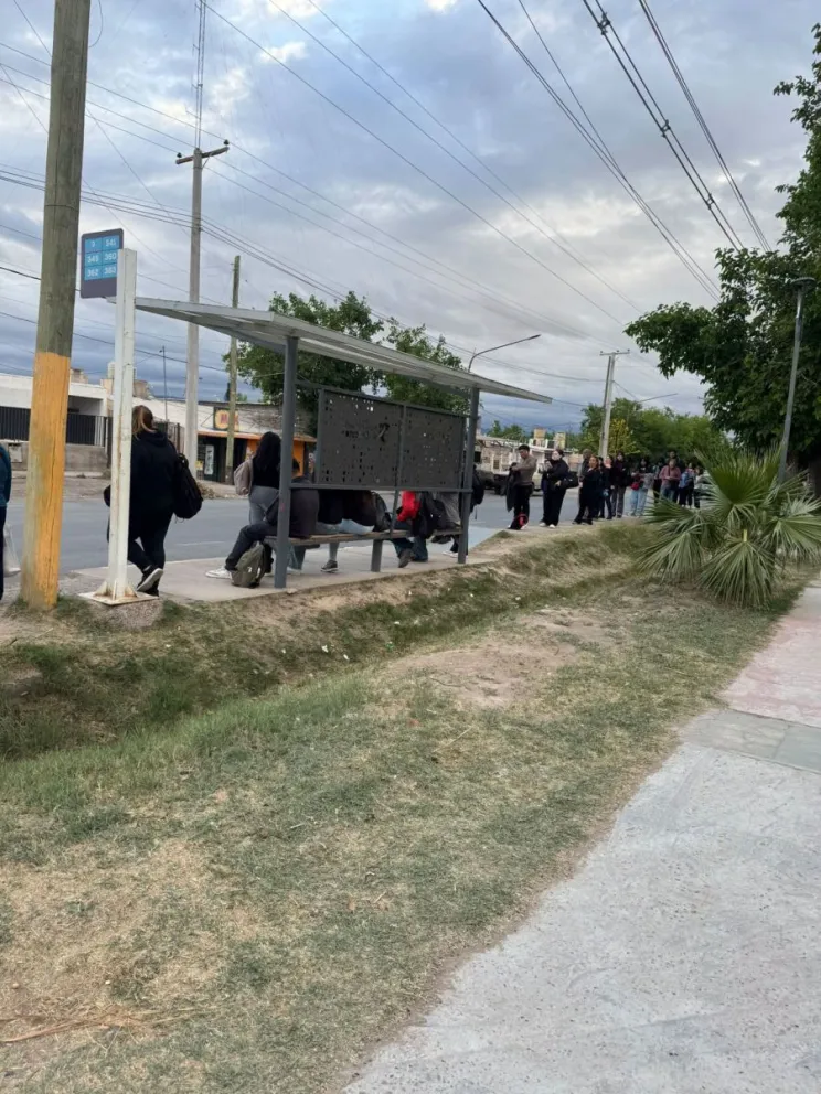 En algunos departamentos se registraron largas colas a la espera de la normalización del servicio. 