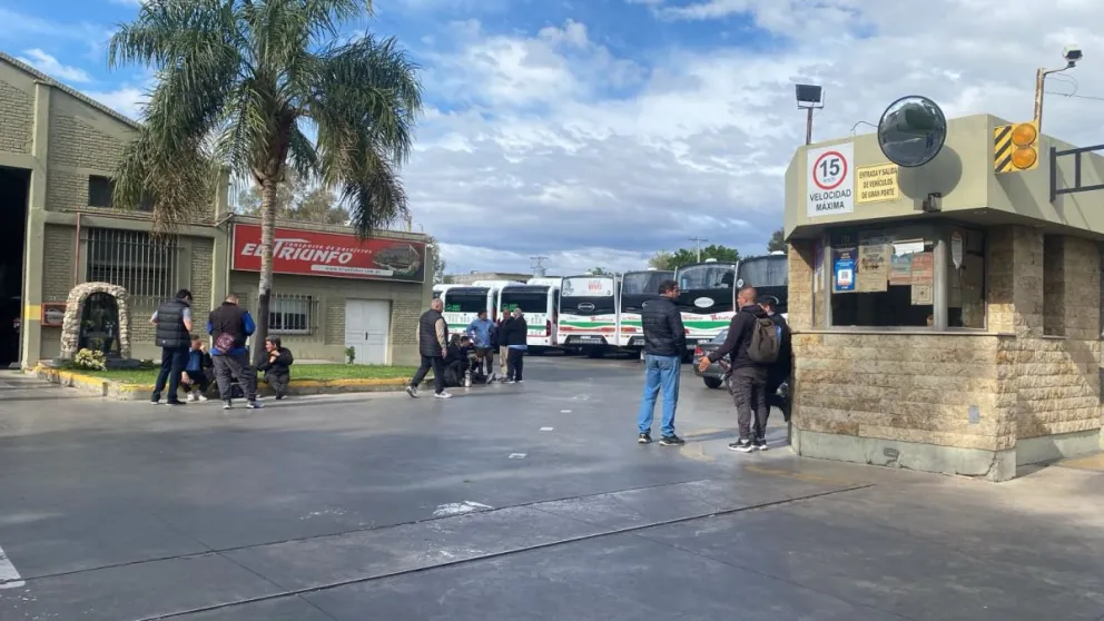 Colectivos guardados y choferes en asamblea. 