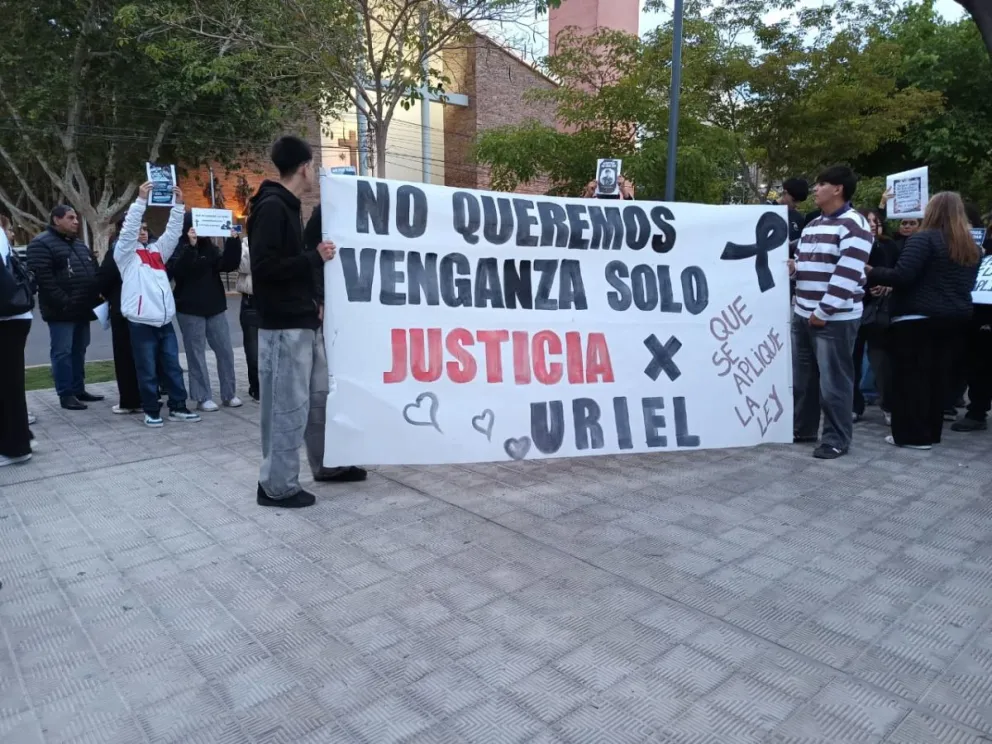 Este viernes se produjo una nueva marcha pidiendo Justicia por el crimen de Uriel Ríos, siendo en este caso en la Plaza 25 de Mayo.