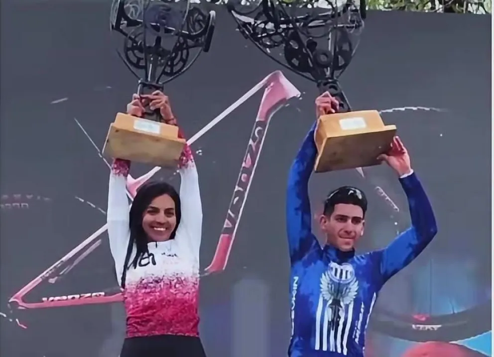 La sanjuanina Maribel Aguirre, y Matías Cerdera, en la premiación como ganadores de la Gran Fondo de Buenos Aires.