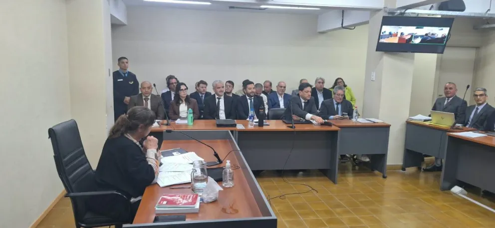 La jueza Mónica Lucero y los abogados defensores de algunos de los 11 investigados en la causa, quienes dijeron presente esta jornada en Tribunales.