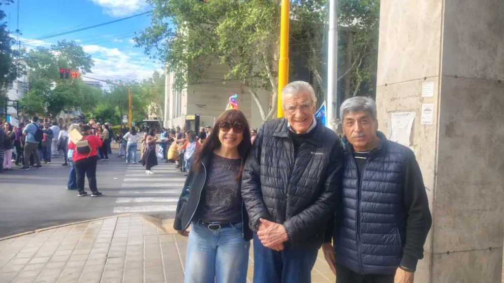 El exgobernador José Luis Gioja y la diputada provincial, Graciela Seva, estuvieron en la marcha federal universitaria en San Juan.