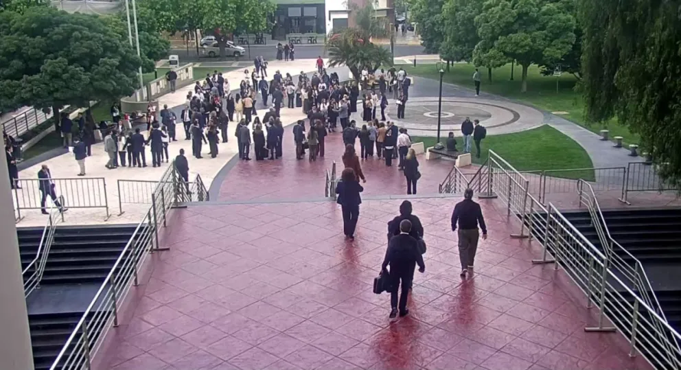 El momento de la evacuación del Centro Cívico.
