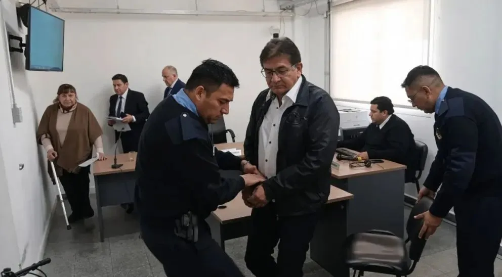 Miguel Maza al momento de recibir la condena a siete años de cárcel y salir esposado del juicio.
